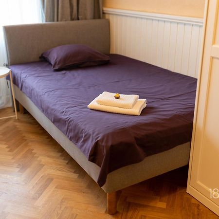 1800 By Vince Stay - Private Rooms In Town Hall Square Tartu Luaran gambar