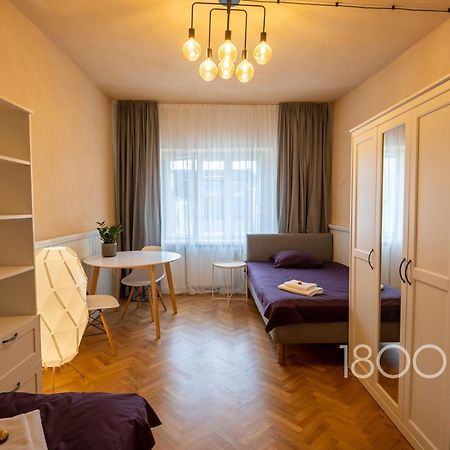 1800 By Vince Stay - Private Rooms In Town Hall Square Tartu Luaran gambar