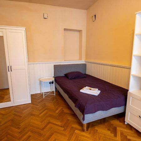 1800 By Vince Stay - Private Rooms In Town Hall Square Tartu Luaran gambar