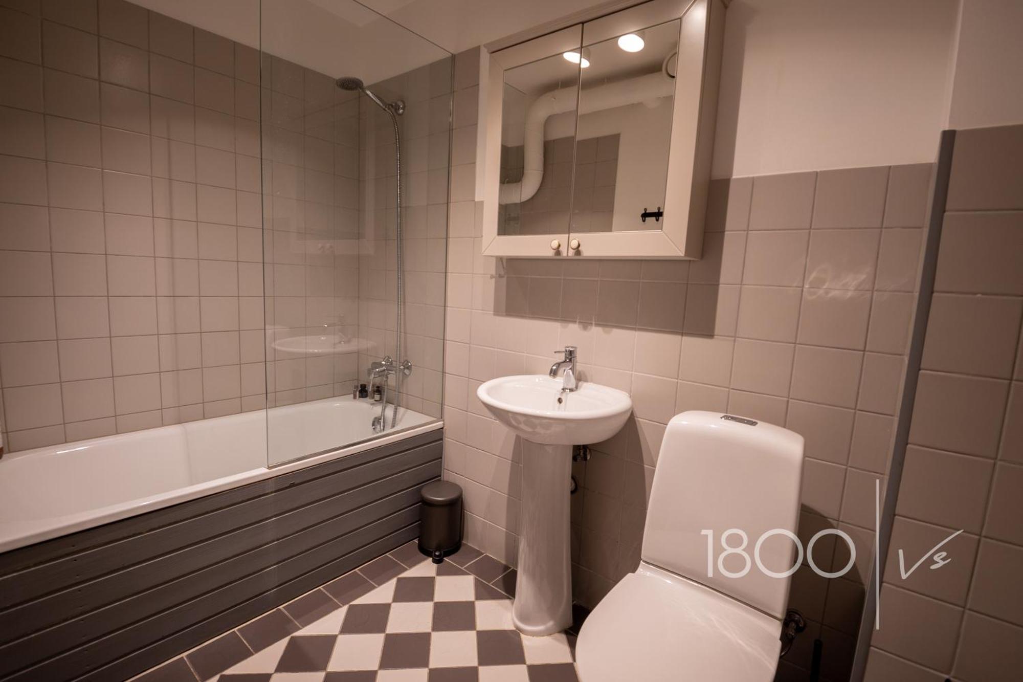 1800 By Vince Stay - Private Rooms In Town Hall Square Tartu Luaran gambar
