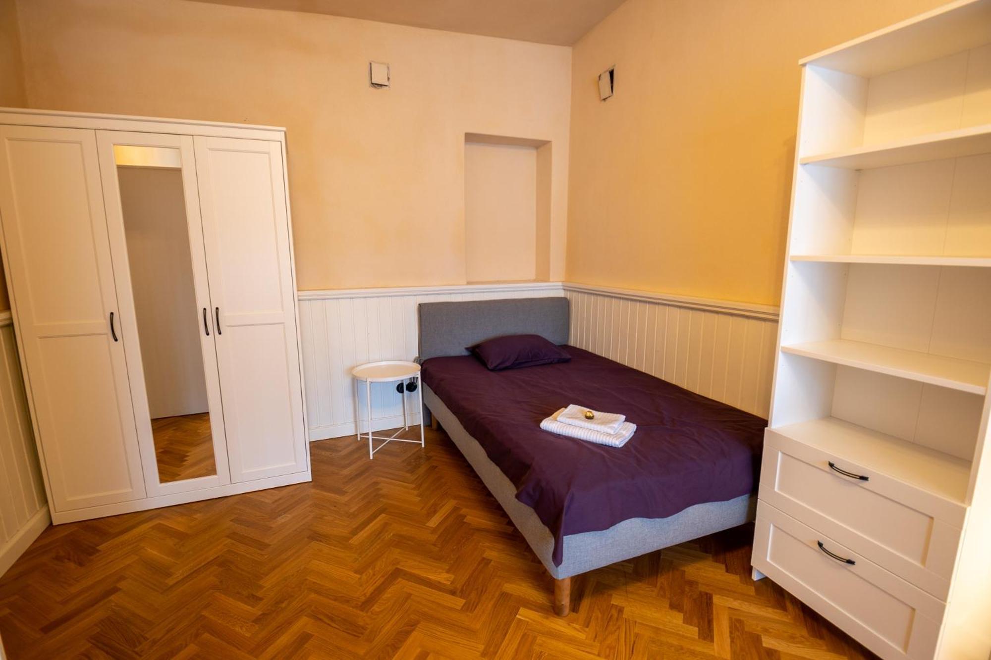 1800 By Vince Stay - Private Rooms In Town Hall Square Tartu Luaran gambar